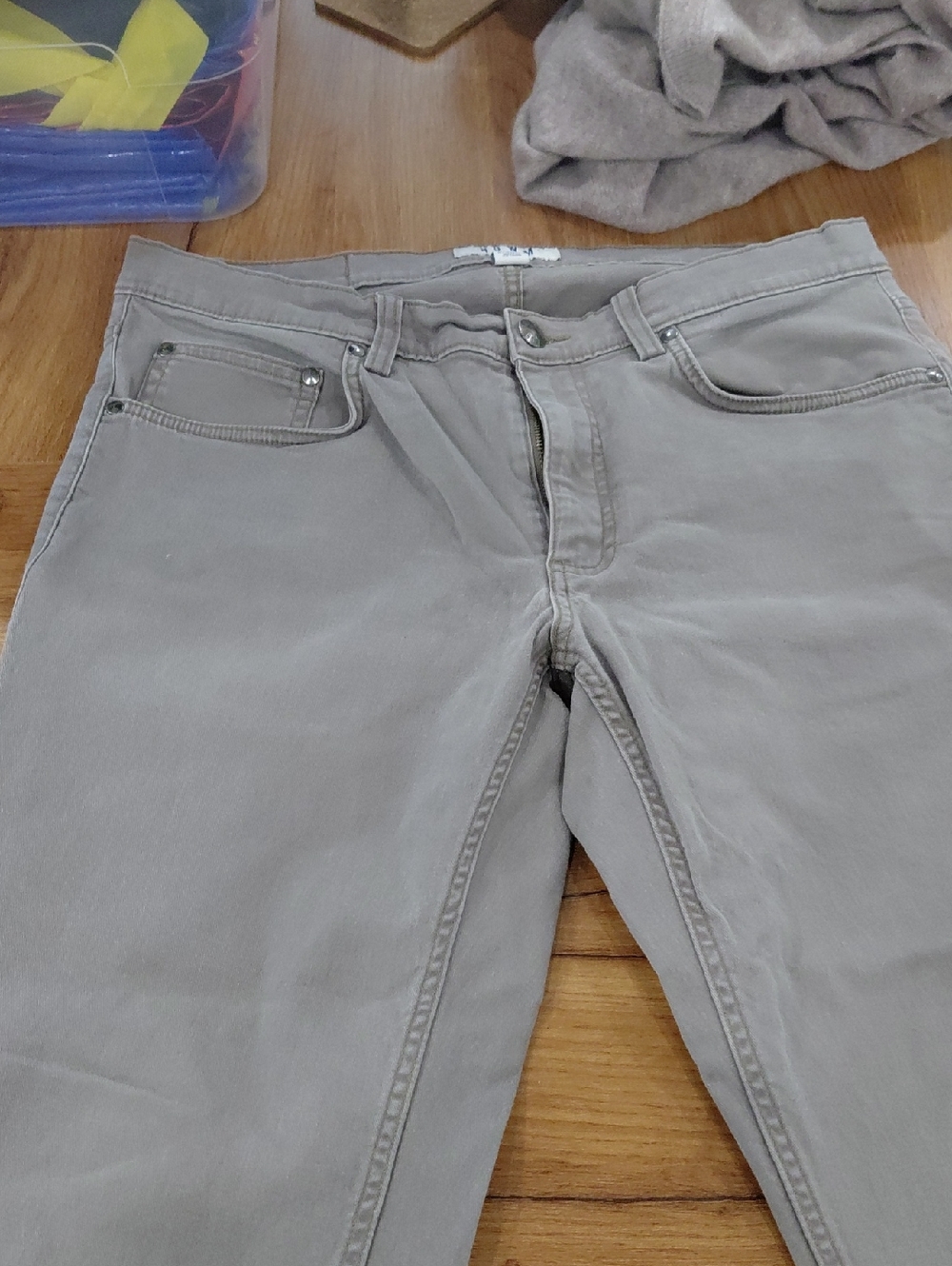 Slim Straight Men's Jeans in Light Gray